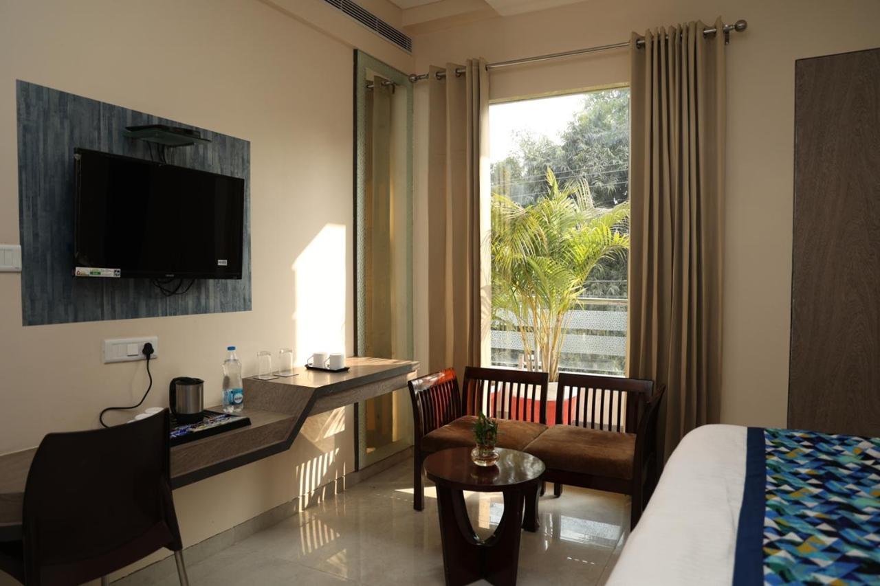 Hotel Pinaka Inn Лакнау Екстериор снимка