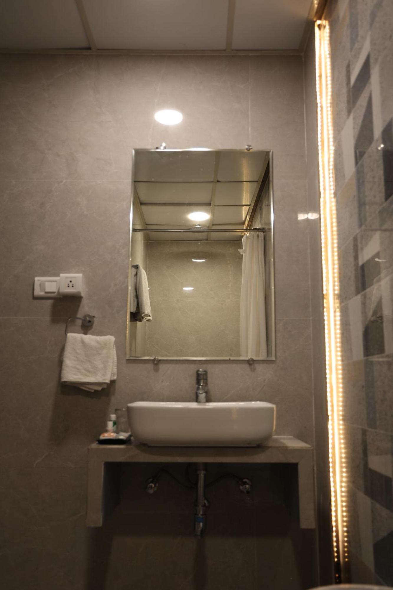 Hotel Pinaka Inn Лакнау Екстериор снимка