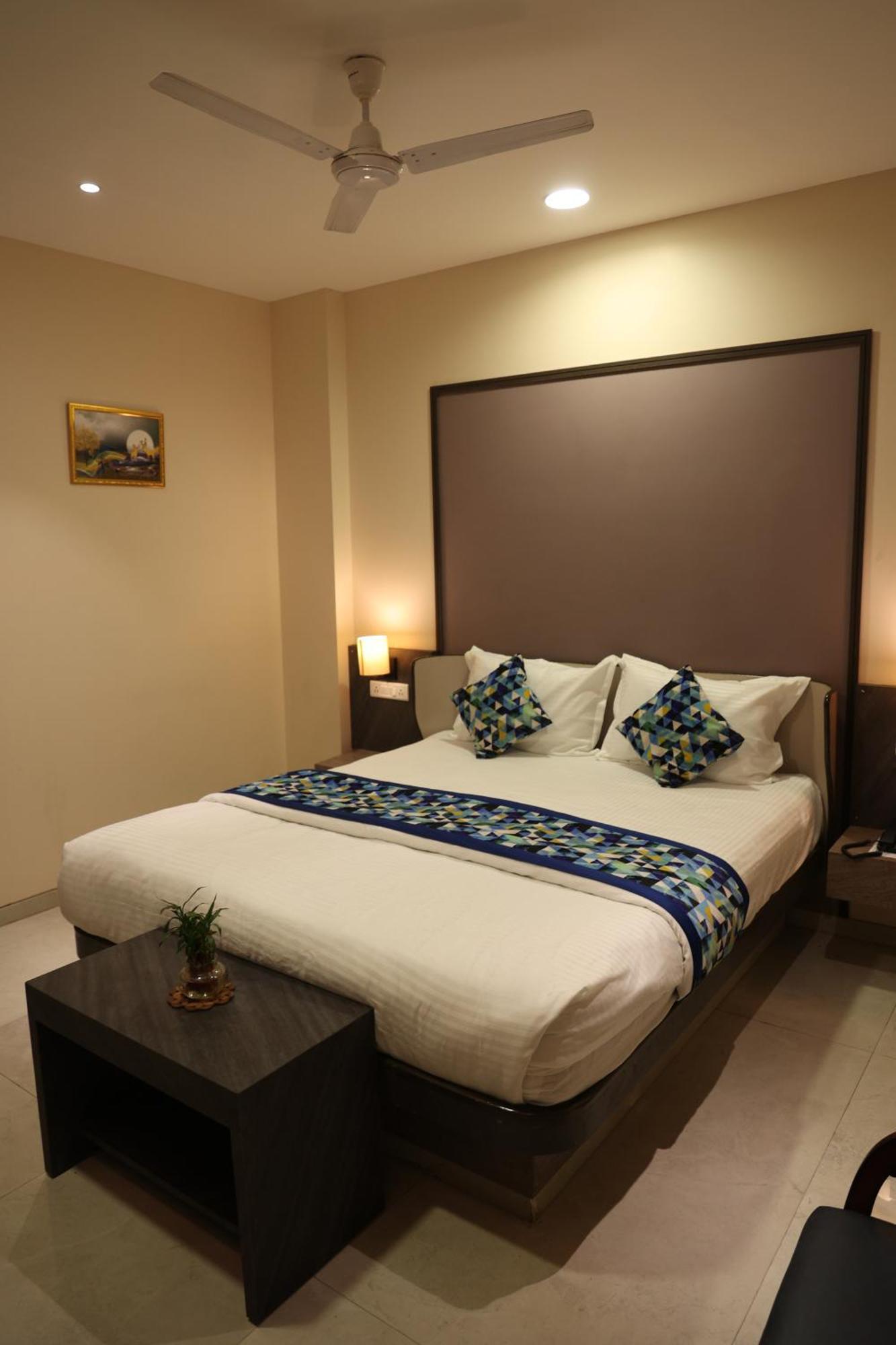 Hotel Pinaka Inn Лакнау Екстериор снимка
