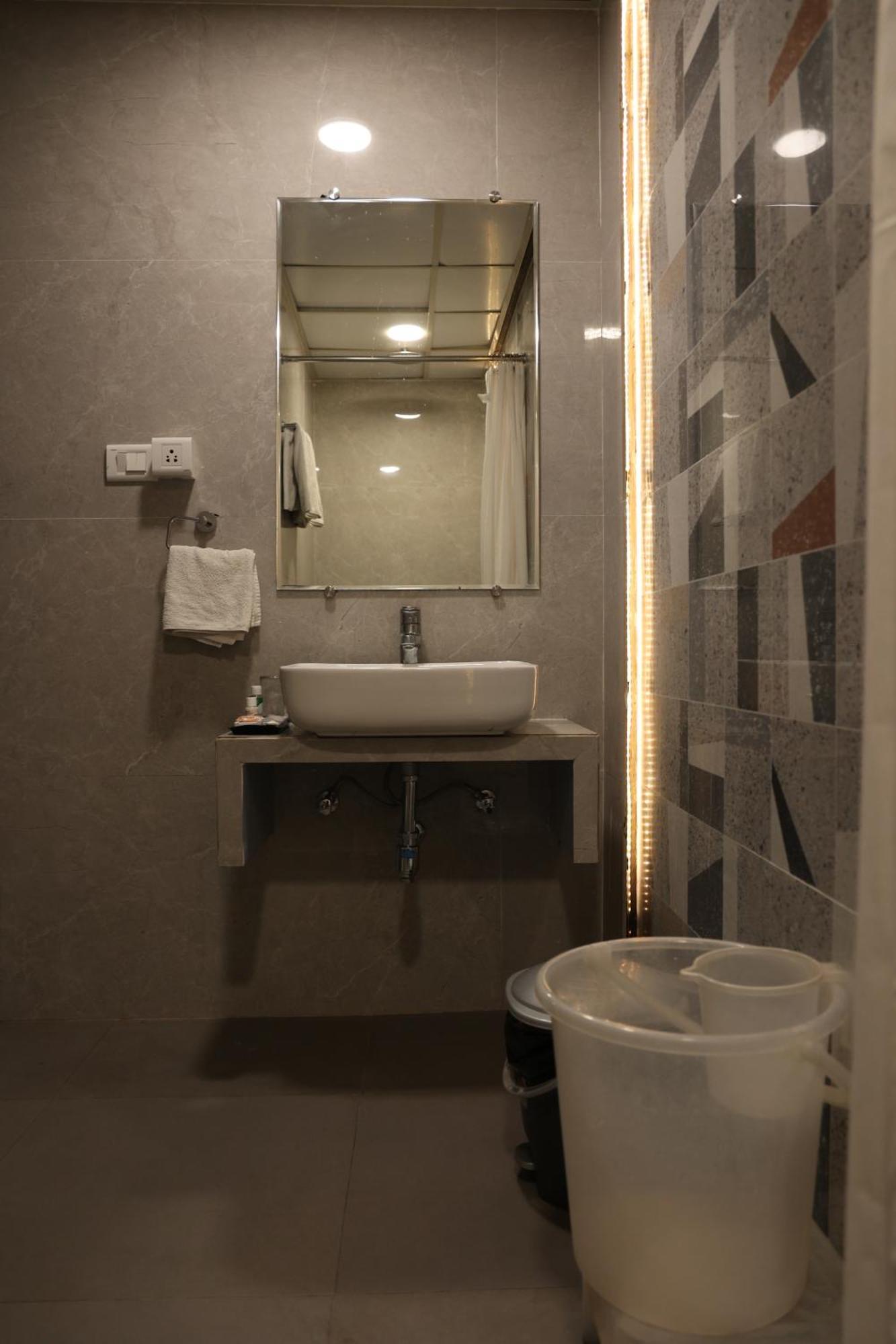 Hotel Pinaka Inn Лакнау Екстериор снимка