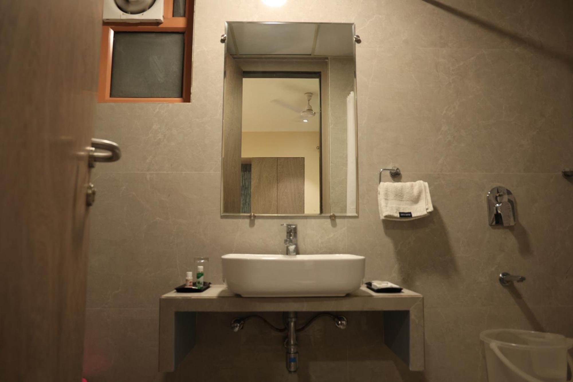 Hotel Pinaka Inn Лакнау Екстериор снимка